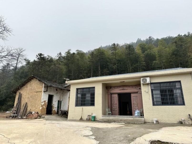 谢志明一家在受灾老屋旁新建造的水泥房。