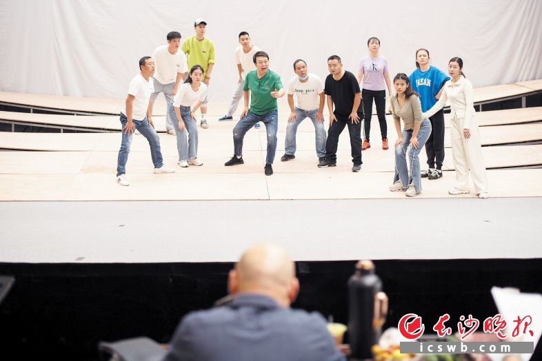 　　主舞台上，长沙市花鼓戏保护传承中心的演员正在排练一场现代新戏。