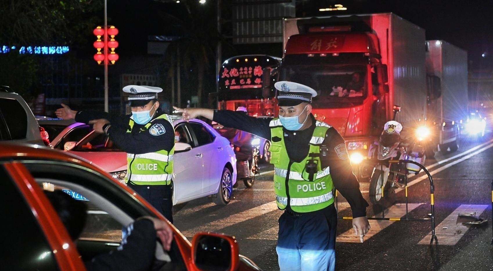 ↑徐闻交警疏导交通