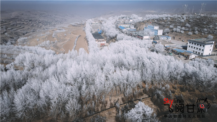 雾凇是空气的天然清洁工，大片雾凇带上山乡好空气。