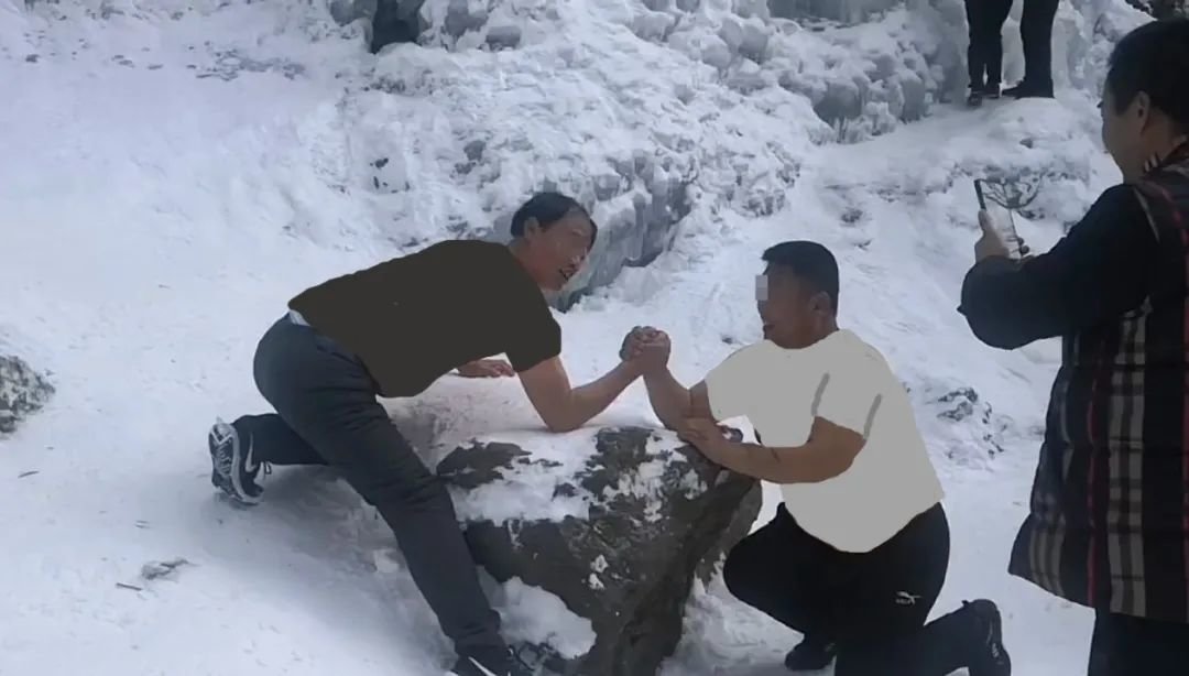 ■ 为了防止中年老哥冻坏,我让美编给他们加了一件短袖。