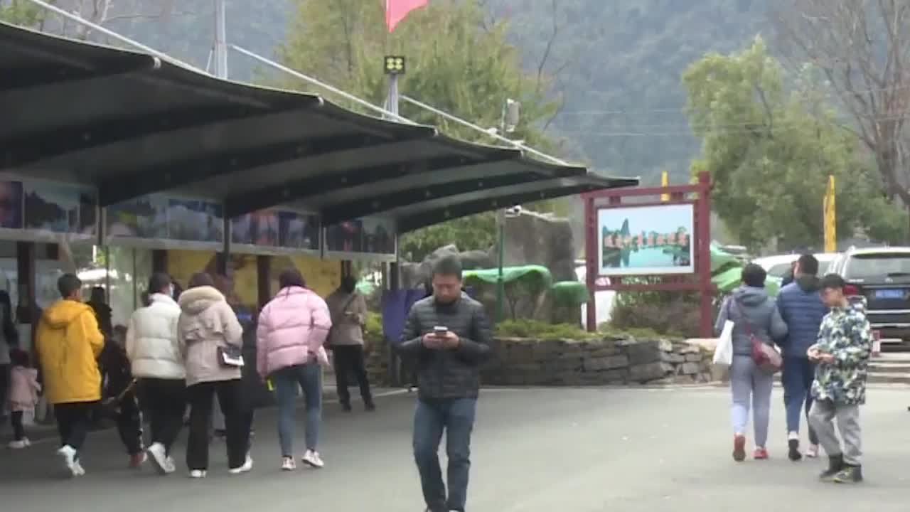 桂林阳朔遇龙河景区游客爆满，客栈入住率达90%