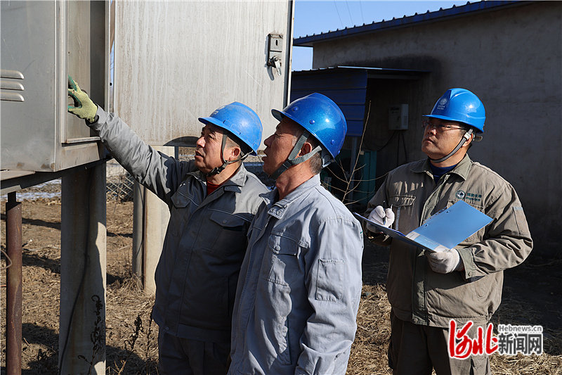 1月17日，国网迁安市供电公司员工在该市木厂口镇一家企业检查种植大棚用电安全。.jpg