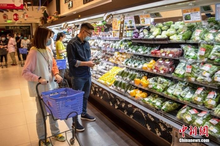 资料图：9月15日，成都市锦江区，民众在大型超市内购物。 <a target='_blank' href='/'>中新社</a>记者 刘忠俊 摄