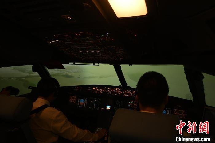 图为飞行模拟机正在模拟相关场景。　张旭 摄