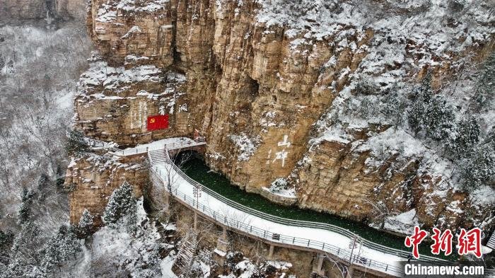 图为高空俯瞰红旗渠风景区雪景。　王梓骅　摄