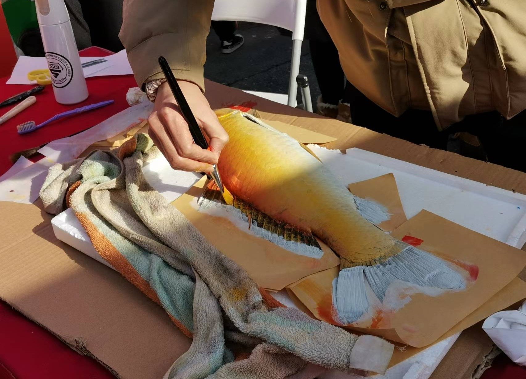 鱼拓，又称“鱼模”，是一种将鱼的形象用墨汁或颜料拓印到纸上的技法和艺术