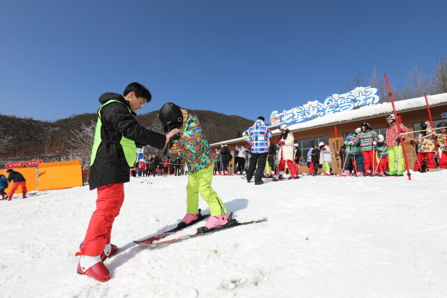 首届张家界冰雪旅游节开幕 七星山滑雪场激情开板