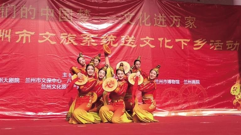 文旅系统文化下乡活动现场 李超 摄