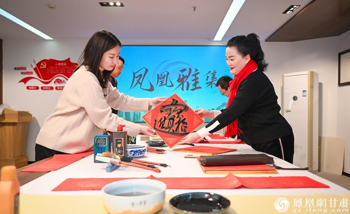 书法家笔下苍劲有力的字体散发浓浓墨香 杨艺锴 摄