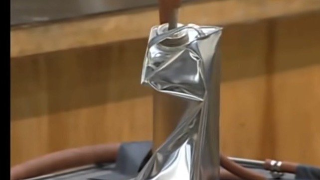 看看这个罐子应该可以感受到大气压的残忍了吧？