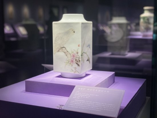 【潘匋宇 粉彩花鸟图四方瓶】民国, 高27厘米,口径8.5厘米,底径10.7厘米 景德镇中国陶瓷博物馆藏