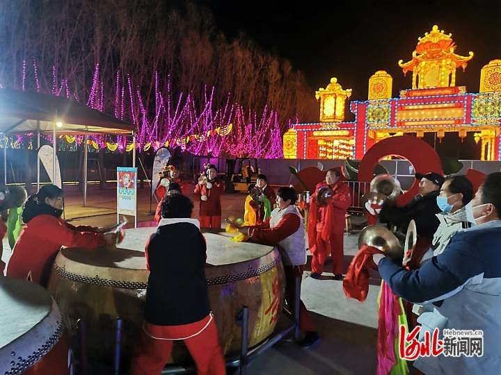 1月15日，任丘市永丰路彩灯田园小镇，游客跟艺人学习打鼓技艺。通讯员 武志伟 金洁 胡高雷 摄
