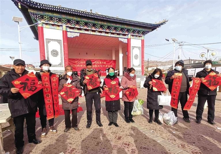 北庄村村民手拿书法家赠送的福字 李超 摄