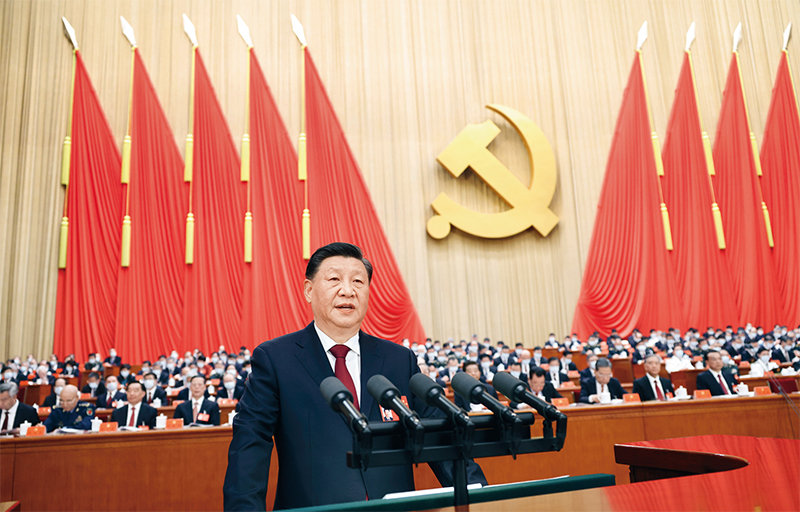 2022年10月16日，中国共产党第二十次全国代表大会在北京人民大会堂开幕。习近平代表第十九届中央委员会向大会作报告。 新华社记者 鞠鹏/摄