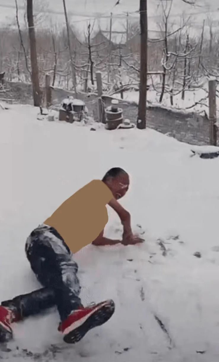 ■ 为了防止中年老哥冻坏,我让美编给他们加了一件短袖。