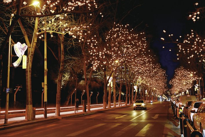 红旗街上的红灯笼与电影胶卷造型灯为节日营造喜庆氛围。