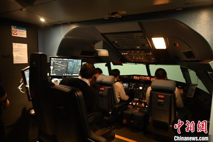 图为比赛正在进行中，后排为裁判员。　张旭 摄