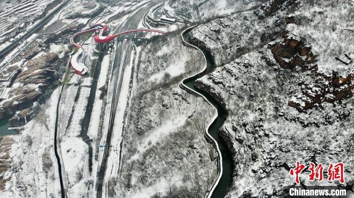 图为高空俯瞰红旗渠风景区雪景。　王梓骅　摄