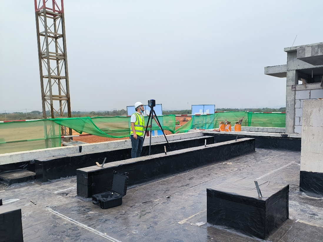 施工过程中，数字工程师利用三维扫描仪核对屋面设备基础。通讯员供图