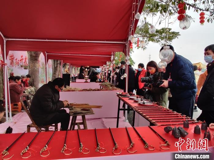 图为活动现场非遗技艺展示。　叶秋云 摄