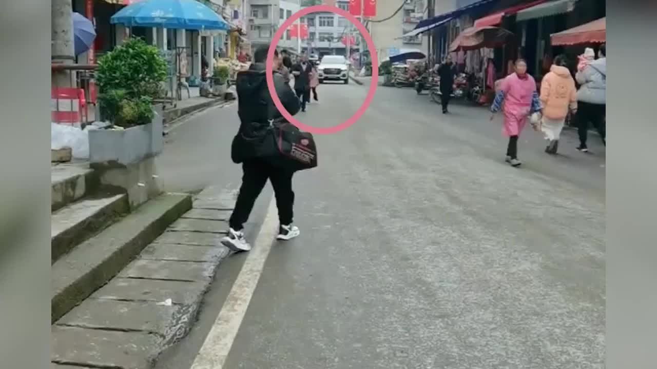 女儿回家，爸爸一路小跑到街口迎接