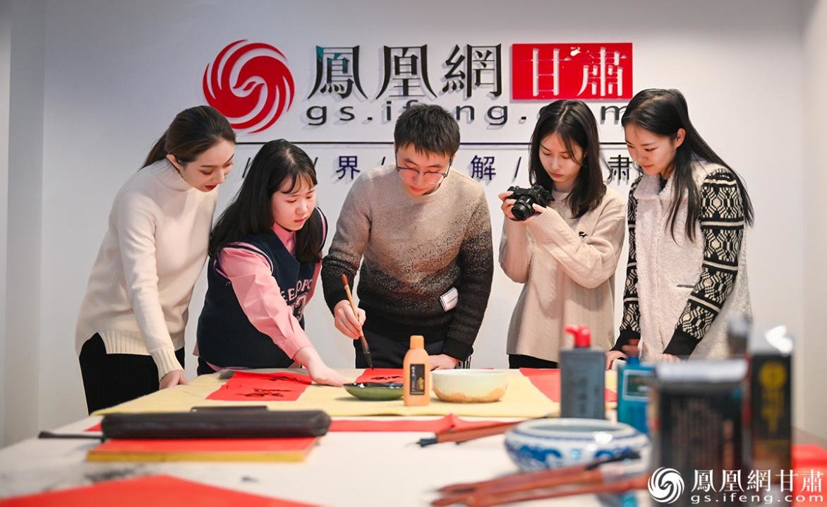 凤凰网小伙伴们兴致盎然地欣赏挥毫写意的书法艺术 杨艺锴 摄