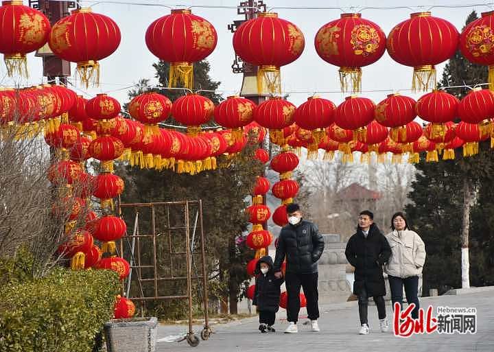 1月15日，邯郸市永年区广府古城东门被火红的灯笼装扮一新。通讯员 武志伟 金洁 胡高雷 摄