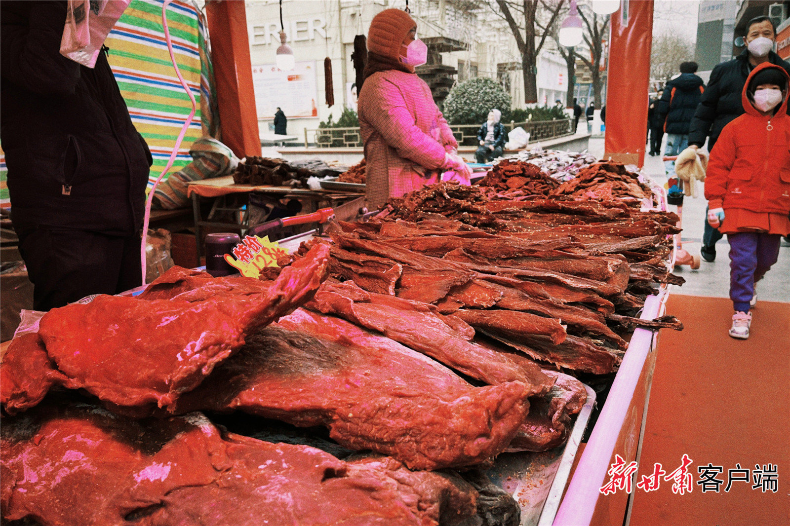年货市场上的青海牦牛肉