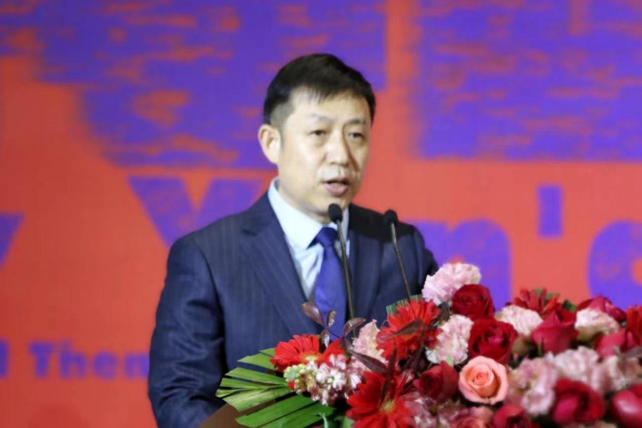 陕西省美术博物馆馆长王潇介绍展览情况并致欢迎词