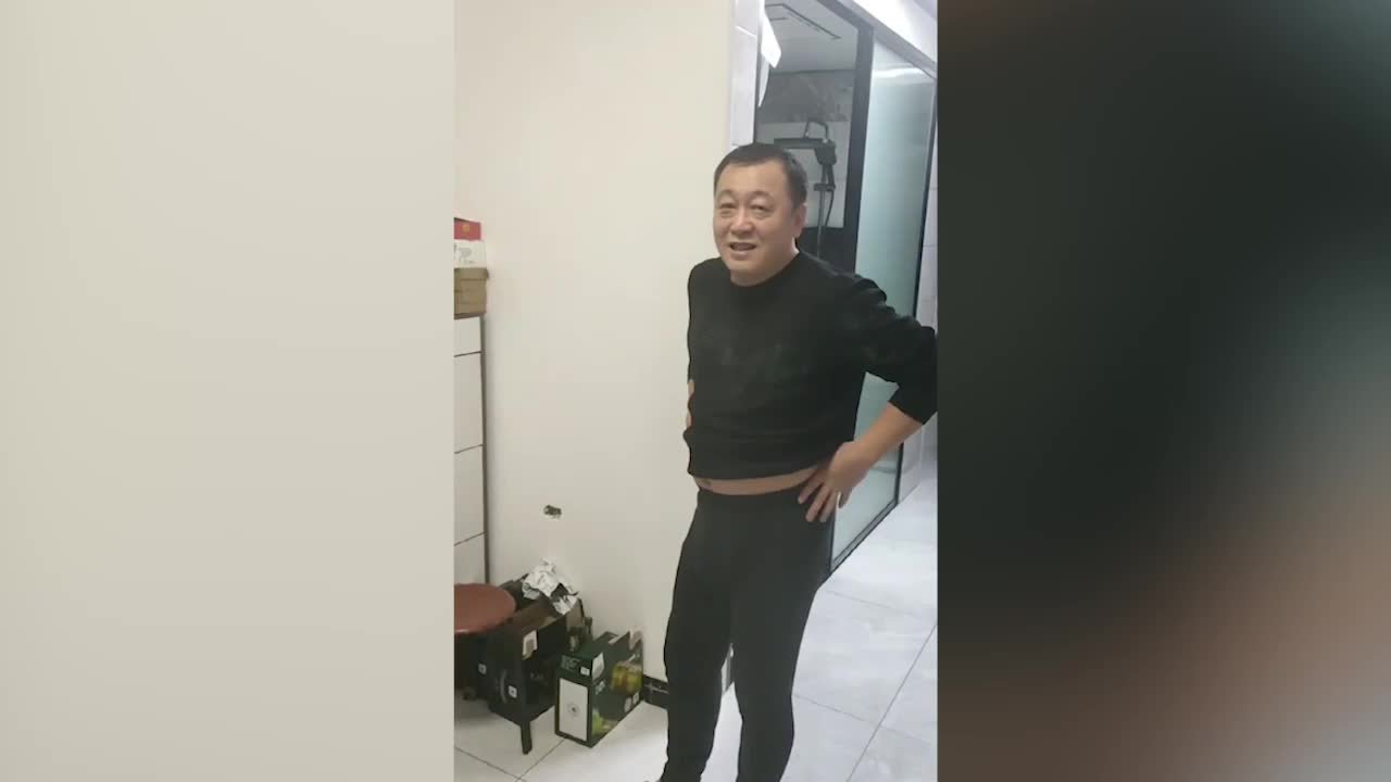 返乡丨男子在南方打拼一年偷偷回家，开门瞬间父亲呆住