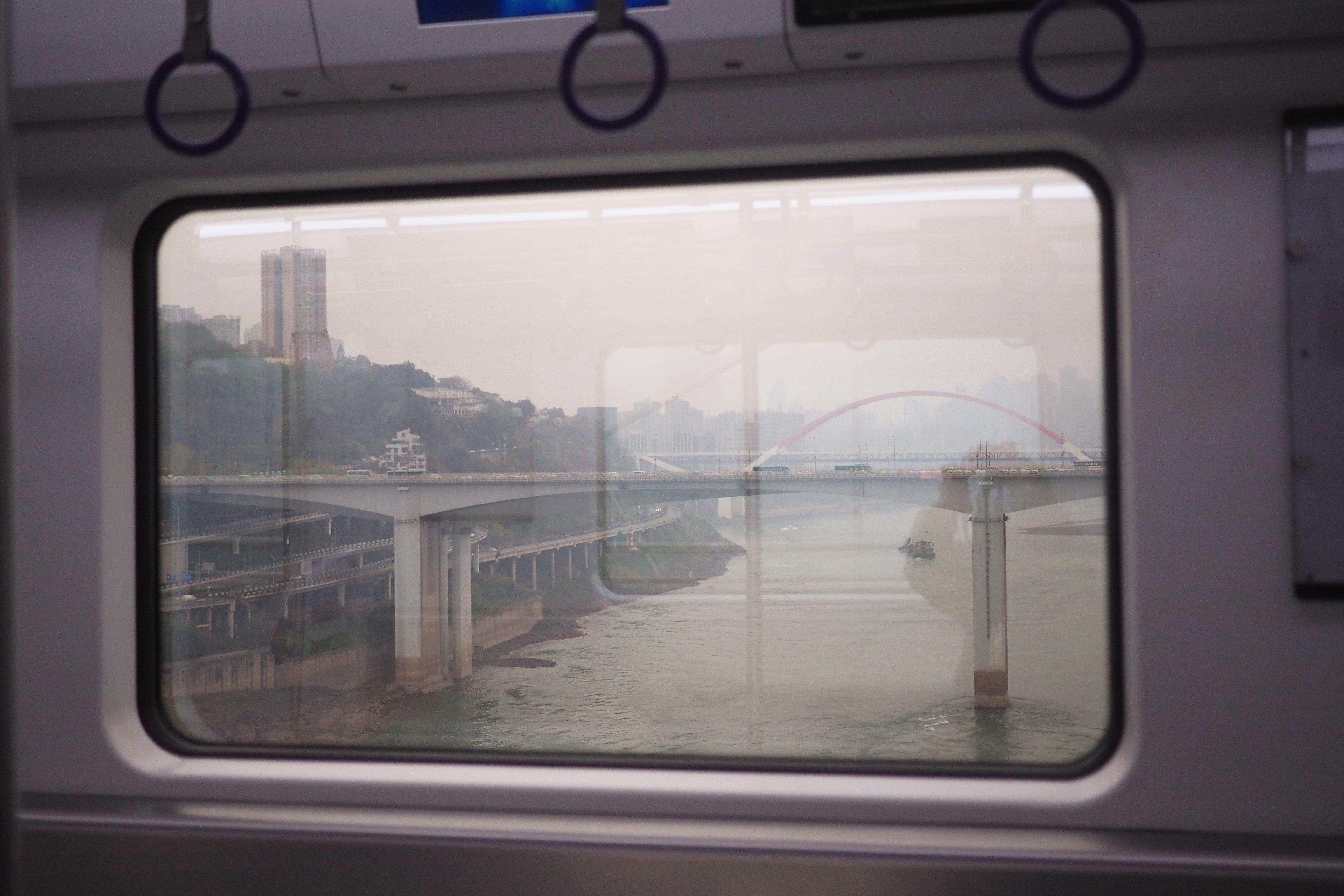 乘坐10号线二期可眺望江景。