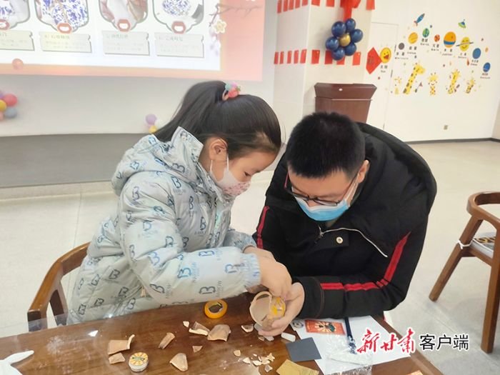 家长孩子一起动手体验文物修复过程