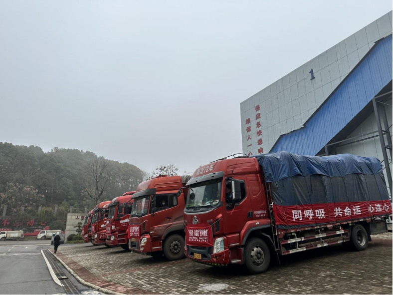 在湖南省备灾减灾中心中央救灾物资长沙储备库，满载棉被、棉大衣等御寒物资的卡车整装待发。