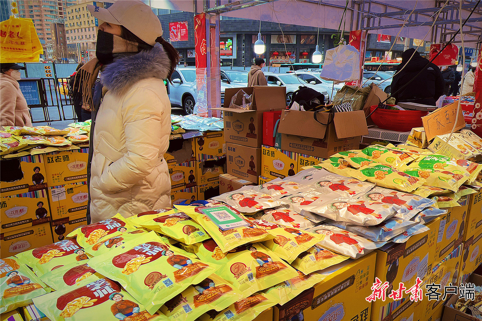年货市场上的四川休闲零食（图：新甘肃&middot;甘肃日报记者 王聪）