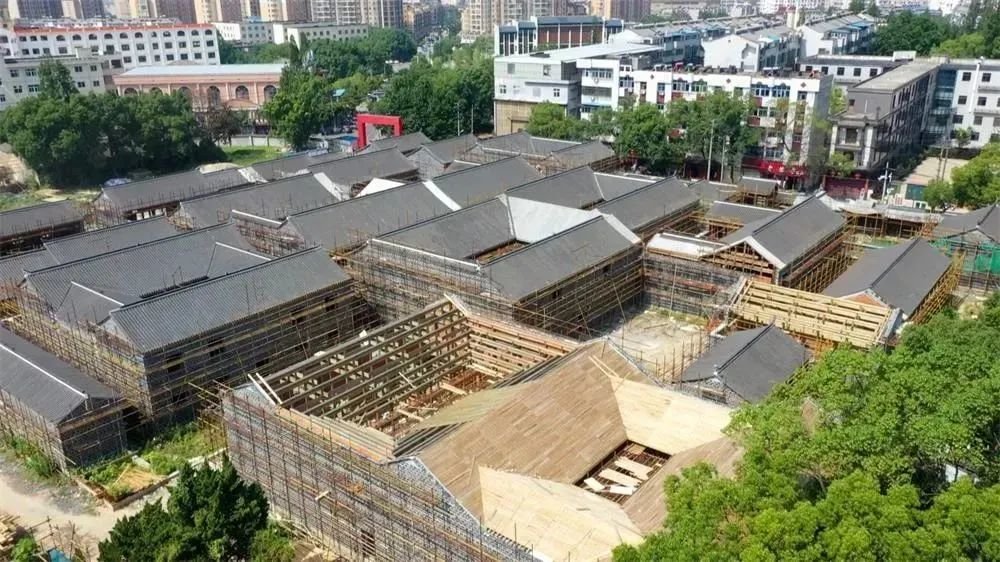 图为六尺巷片区恢复与修缮工程施工现场。