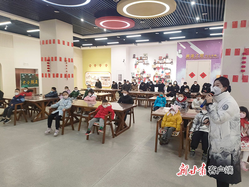 家长孩子认真听社教老师讲述春节习俗知识和文物修复背后的故事
