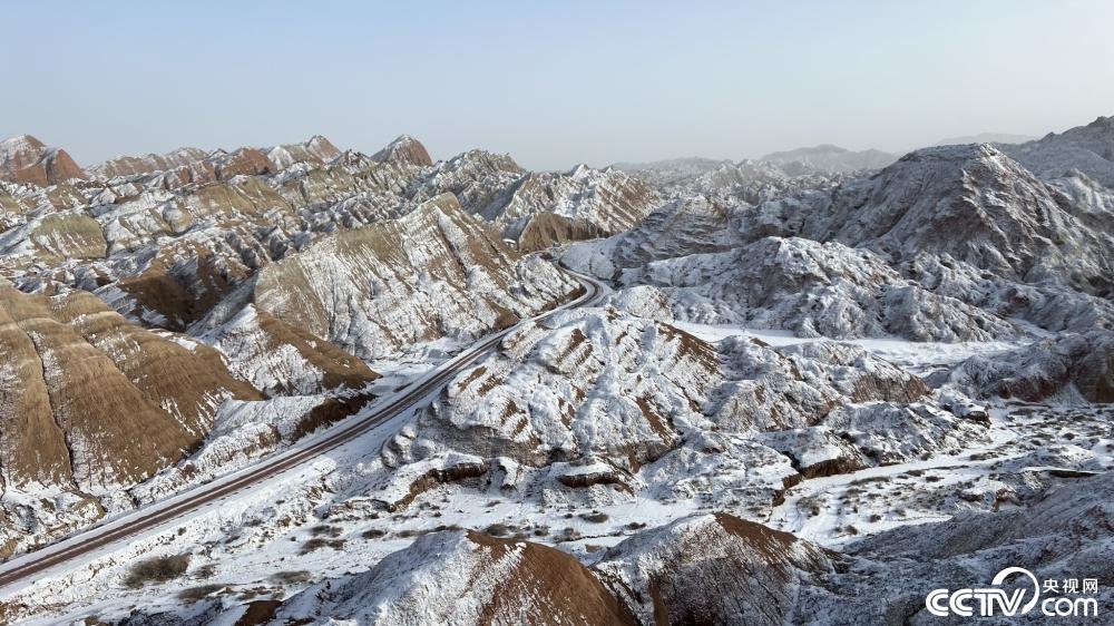 雪花轻轻飘落 张掖七彩丹霞景区美出新境界