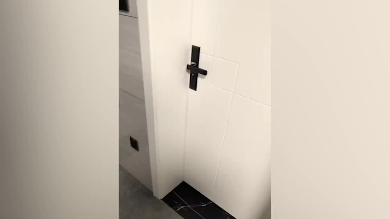 妻子大扫除在床底发现一堆现金，丈夫：私房钱，心里咯噔一下