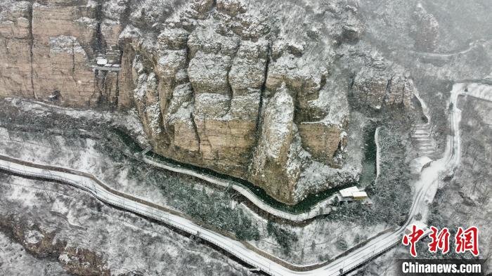 图为高空俯瞰红旗渠风景区雪景。　王梓骅　摄