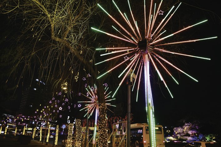 夜幕下，灯饰造型扮美新民广场。