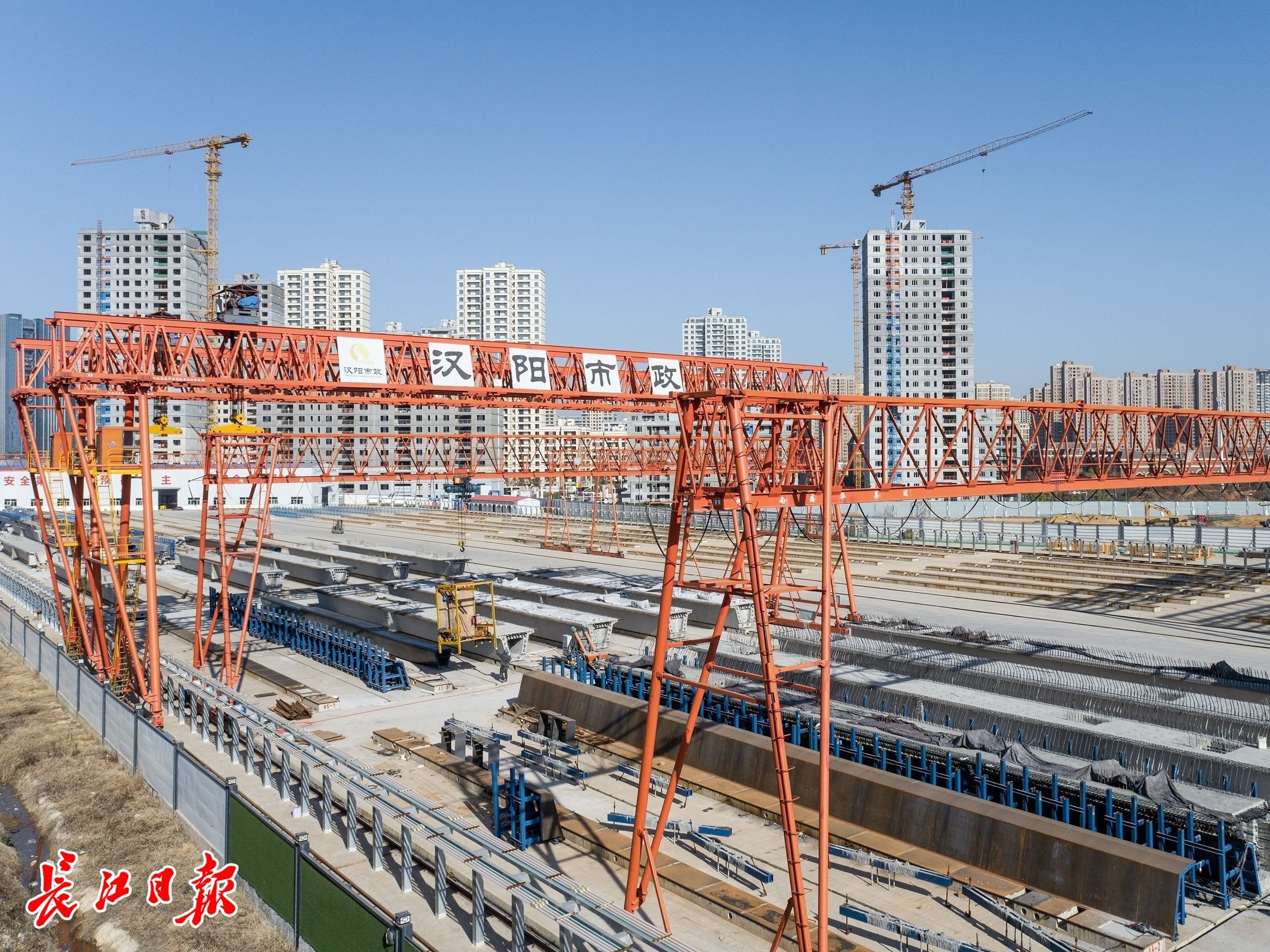 中国光谷智慧交通基础设施高新三路（三环线-外环线）改造提升工程钢箱梁厂。记者任勇 摄