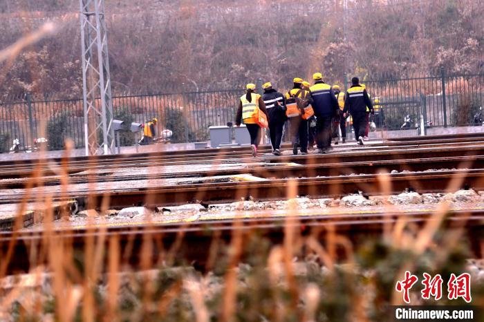 安康电务段道岔专修工区职工返回工区的路上。　王建滆 摄