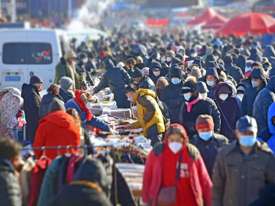 消费者在吉林市船营区冯家屯农贸大集购物。（受访者供图）