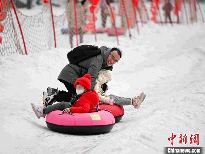 游客带着小朋友体验滑雪。　西安翠华山景区供图