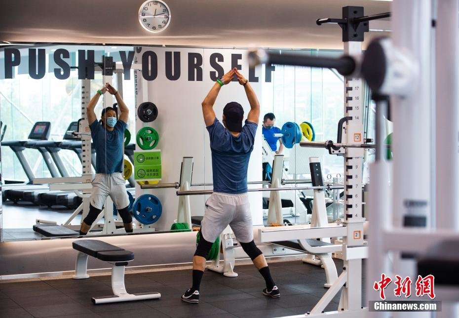 资料图：一位市民在健身房内锻炼。 中新社记者 侯宇 摄