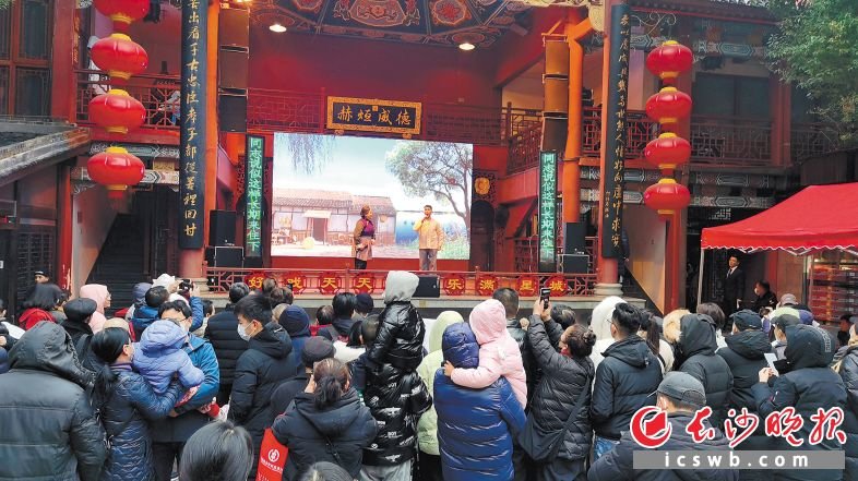 春节期间,坡子街火宫殿古戏台热闹非凡,市民游客在这里感受戏曲艺术的魅力。省京剧保护传承中心供图