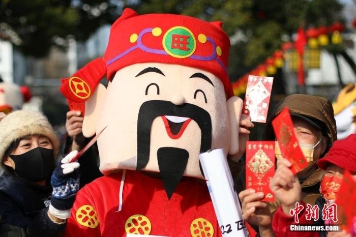 资料图：江苏南京，“财神爷”现身城南白鹭洲公园，向民众发放红包，快乐过大年。当日是农历正月初五，中国民间素有迎财神的习俗。中新社记者 泱波 摄