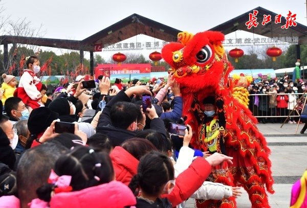 汉口里庙会现场，充满汉味的春节年俗展演吸引了众多武汉市民和外地游客。 记者喻志勇 摄