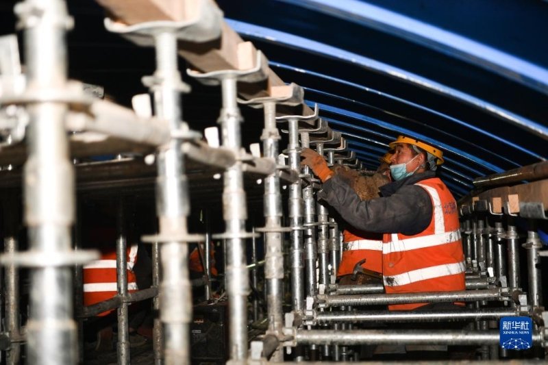 1月25日，中建三局西北公司工人在西安地铁8号线建设项目工地施工。